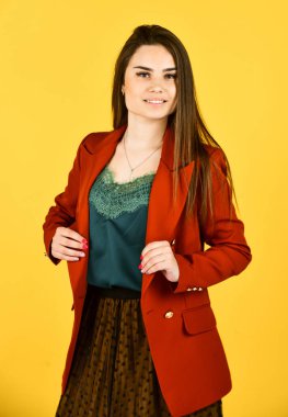 Kız model, uyumlu bir şekilde dengeli etek ve ceket, uyumlu giysi konsepti.