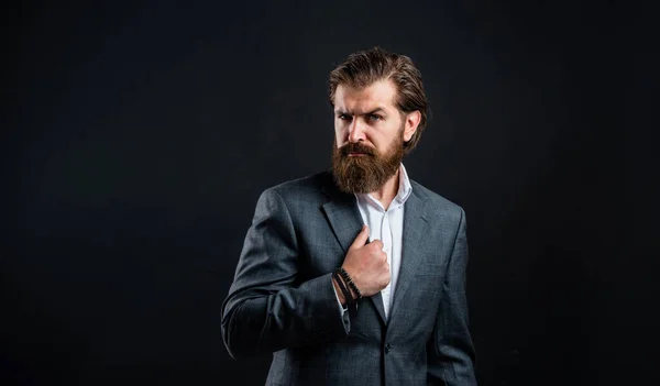 Hombre con barba desgaste traje gris estilo corporativo, exitoso concepto de hombre de negocios —  Fotos de Stock