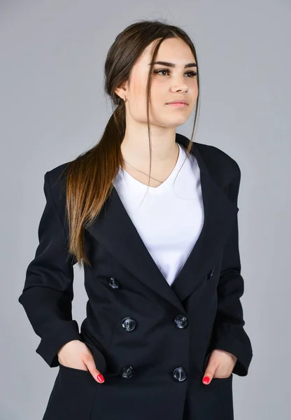 Mädchen tragen schwarzen formalen Anzug Business-Outfit, zurück zum Schulkonzept — Stockfoto