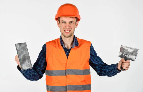 Man stukadoor met gereedschap dragen beschermende harde hoed, interieur ontwerp concept — Stockfoto