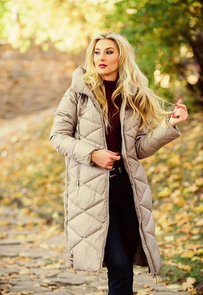 En jacka som alla borde ha. Överdriven jacka trend. Hur man rockar pufferjacka som en stjärna. Puffer mode trend koncept. Flicka fashionabla blonda promenad i höstparken. Kvinna bär varm grå jacka — Stockfoto