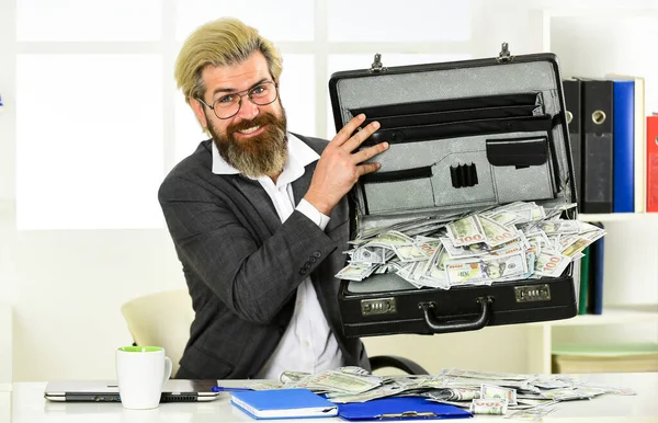 Banka hesabı. Kredi ve nakit konsepti. Nakit parası olan bir iş adamı. Paraya bayılır. Fazla Harcamadan Daha Fazla Satış. Nakit ciro. Şirket finansmanı. Ekonomi konsepti. Şirketin gelir dolandırıcılığı