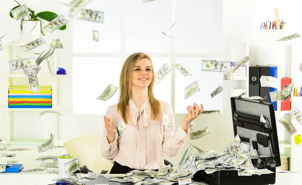 Ekonomi benim tutkum. Zeki sarışın çok para kazanıyor. Finansal başarı. Finansal uzman. Çantası para dolu bir kız. Finansal başarı. İş düellosu Muhasebe ve bankacılık