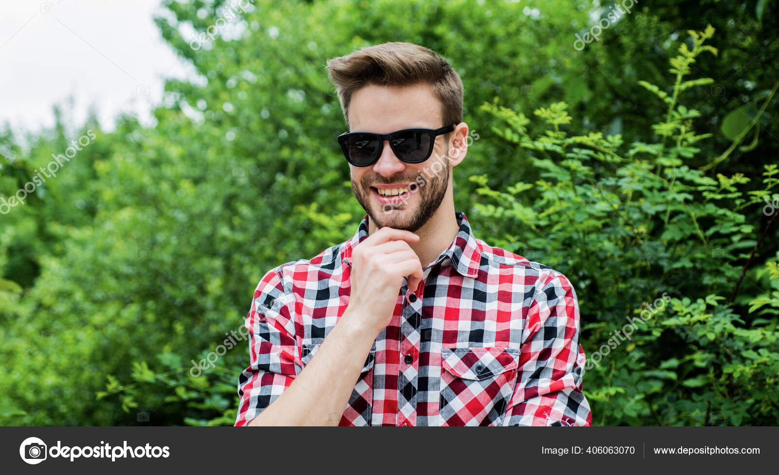 til hans stil. smilende mand bære ternet skjorte og solbriller. sommerferie koncept. flot mand med børste mandlige mode og skønhed. Sexet skægget afslappet tøj — Stock-billede
