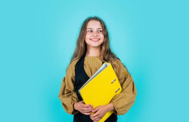 Güzel gülümseme. Dosyayı elinde tutan genç bir iş adamı. Elinde evrak klasörleri olan güzel esmer kız. Genç çocuk klasörü elinde tutuyor. Ofis hayatı. arşivden bilgi al