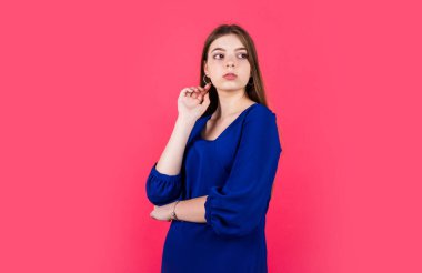 Şık giyinmiş ergen bir çocuk. Güzel kızın uzun saçları var. Çocuk güzellik standartları. moda ve güzellik. gerçek duygularını ifade et. Çocuk günlük tarzında. Mutlu çocukluk. Her zaman ne giymek istiyorsan onu giy.