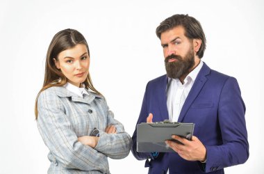 İş konsepti. Başarılı bir ortaklık. Birkaç iş görüşmesi. Çatışma ve rekabet. Riskli bir anlaşma. Ofis evrakları olan kadın ve erkek. İş yerinde iletişim. Bazen ortaklık zordur.