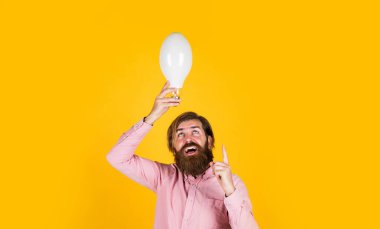 Yaratıcılık kavramı. Adam sadece ilham verdi. Elektrik ekonomisi. Zeki hippi. yaratıcı ilham. Yolunu aydınlat. Ampullü sakallı adam. Gülümseyen adam büyük lambayı tut. Yeni bir fikrim var.