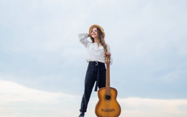 Lounge tarzı sanatçı. Yaşam Tarzı ve İnsanlar Konsepti. Gitar çalıyor. Enstrüman çal. Parti veriyoruz. Akustik gitarlı mutlu çocuk. Müzik konsepti. Şarkı söyleyen şarkılar. Yetenekli kız müzisyen.