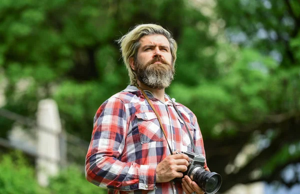 Fotógrafo profissional usar câmera vintage. Um hipster barbudo tira uma foto. Homem elegante brutal com câmera retro. Negócios modernos. Negócios de fotografia. Velha tecnologia. Jornalista repórter — Fotografia de Stock