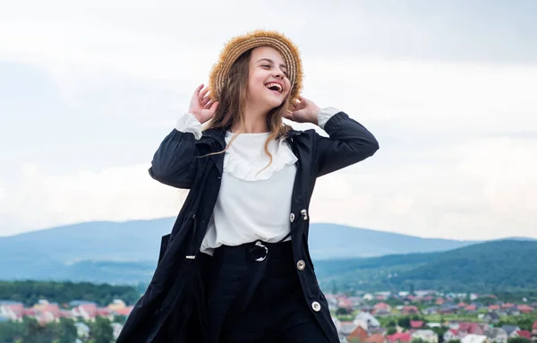 Tak individuální jako ty. dospívající dítě se slaměným stylovým kloboukem. usmívající se dívka nosí slamák. dětská úroveň krásy. móda a krása. vyjádřit skutečné emoce. Šťastné dítě ležérní styl. šťastné dětství — Stock fotografie