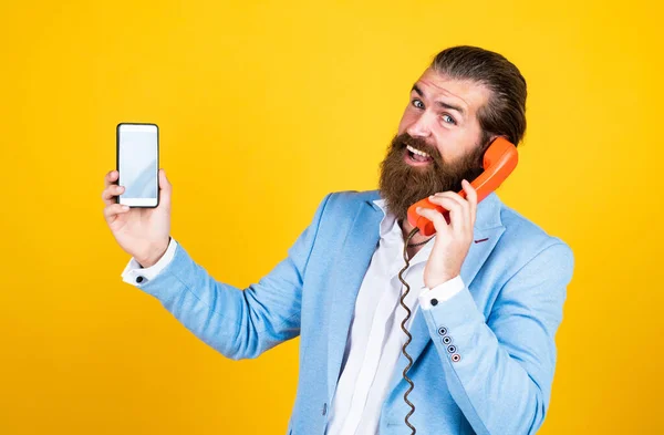 Activeer jezelf. Oud en nieuw. Manieren van communicatie. concept van vergelijkende technologieën. Vergelijking. man vergelijk retro telefoon en smartphone. evolutie van de telefoon. Twee telefoon verschillende technologie — Stockfoto