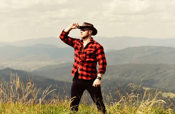 Concepto de senderismo. Ocio activo. Hombre varonil disfrutar de la libertad en las montañas. Explorando el mundo. Masculinidad y energía de montaña. Llamada a la montaña y debo irme. Hombre brutal guardabosques pie en la cima de la montaña —  Fotos de Stock