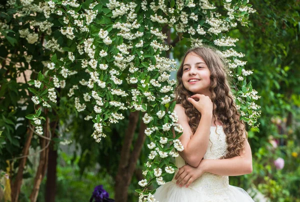 Linda noiva menina branca vestido flores florescendo fundo, conceito de decoração de casamento — Fotografia de Stock