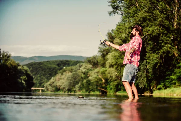 Amante da natureza. pesca hipster com colher-isca. pescador bem sucedido na água do lago. voar passatempo peixe. Actividade da pesca de Verão. pesca grande jogo. relaxar na natureza. maduro barbudo homem com peixe na haste — Fotografia de Stock