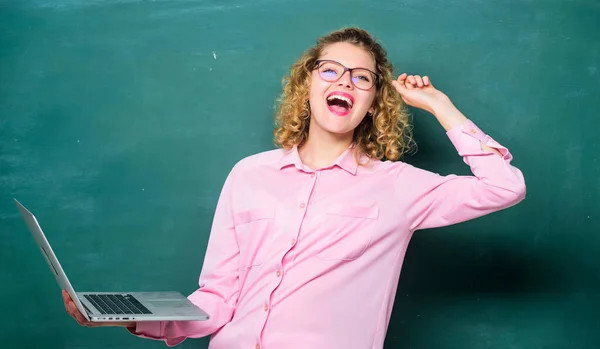 Afstandsonderwijs. Schoolleraar notitieboekje. School voor digitale technologieën. Studeer programmeertalen. Meisje surfen op internet. Modern onderwijs. Online school. Loopbaan softwarekwaliteitsborging — Stockfoto