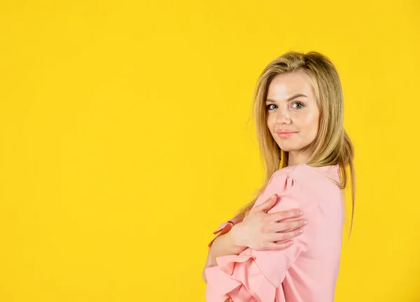 Mädchen tragen rosa Rüschenärmel Kleid Modetrend, seidiges Stoffkonzept — Stockfoto