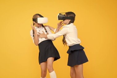 VR teknolojilerini kullanarak. Çocuklar kablosuz sanal gerçeklik gözlüğü takıyor. Gelecekteki eğitim. Okula dönüyorum. Dijital gelecek ve yenilik. Sanal gerçeklik. VR kulaklıklı küçük kızlar. Mutlu çocuklar modern teknoloji kullanır.