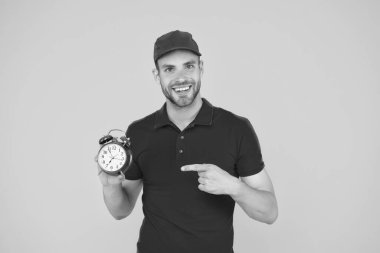 Öğrenciler için yarı zamanlı iş. Tam zamanlı iş günü. Üniformalı genç adam. Mesai saatleri arasında yer değiştirme, iş yönetimi. 24 saat çalışıyorum. Gece gündüz teslimat. İlk işi. Şuna bak.