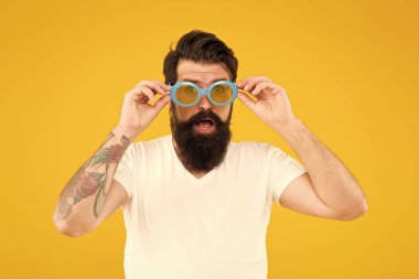 Neler olduğunu merak ediyorum. Yaz tatili. Ultraviyole koruma kavramı. Yakışıklı adam güneş gözlüğü takıyor. Hippi sakallı adam son moda güneş gözlükleri. Mükemmel görüş. Göz sağlığı. Moda güneş gözlüğü.