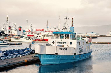 Reykjavik, İzlanda - 14 Ekim 2017: Deniz limanındaki turistik gemi. Gemiyle seyahat etmek. Daha iyi bir seyahat yolu. Boş zamanı eğlenceli yapan turistik operatör.