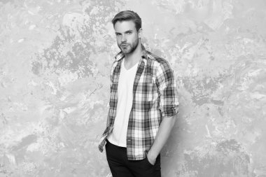 Sıradan davran. Sıradan tarzda yakışıklı bir adam. Traşsız bir adam sıradan kıyafetler giyer. Erkekler için günlük kıyafet dolabı. Erkek giyim mağazası. Moda ve tarz. Günlük giysiler.