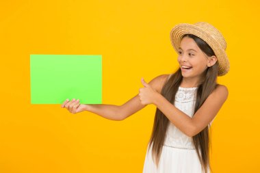 Çocuk gezgin. Yaz satışları. Küçük mutlu kız poster fotokopi alanını tutuyor. Tatil zamanı. Kız hasır şapka. Reklam konsepti. Turizmi destekliyorum. Etkili reklam. Parlak bir reklam. Etkinliğe katıl