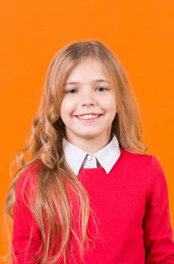 Kıvırcık sarı saçlı, kırmızı kazaklı çocuk.