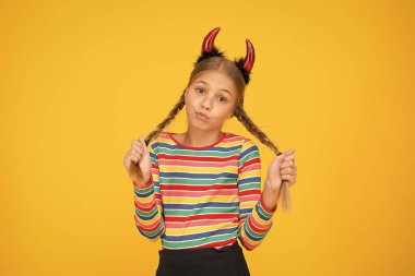 Karnaval için aksesuarlar. Partiye hazırlanıyorum. Küçük şeytan. Oyuncu iblis kız. İçindeki küçük şeytan. Kızsal öfke. Şirin ama tehlikeli. Cadılar Bayramı konsepti Kırmızı boynuzlu küçük sevimli çocuk.