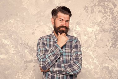 - Sanırım öyle. Kareli gömlekli kendine güvenen hippi. Hippi tarzı. Hippi erkek kıyafeti. Olgun ve modaya uygun. Erkeksi özellikler. Zalim, sakallı, beton bir geçmişi var. Sakallı ve bıyıklı ciddi bir adam.