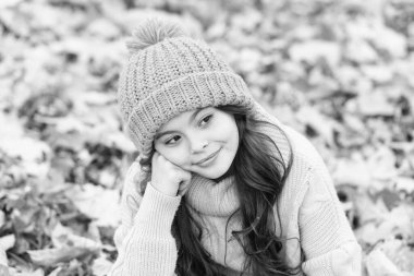 Sıcak sonbahar havası. Küçük çocuğun dışarıda keyfi yerinde. Küçük çocuk sonbahar günü temiz havada rahatlar. Düşünceli bir ruh hali. Sonbahar havası başladı.