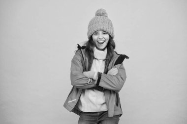 Kış koleksiyonu. Çocuk şapka eldiven giyiyor. Aktif boş zaman. Sportif tarzda. Tasasız çocukluk. Tatlı kız kış sezonunun tadını çıkarıyor. Küçük çocuk örgü şapka takıyor. Kış tatili Koruyucu kıyafetler.