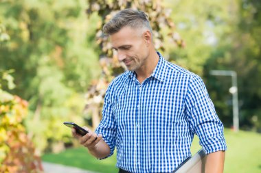 Gömlekli işadamı akıllı telefondan mesaj okuyor, çevik iş.