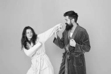 Savun kendini. Seksi kız hipster 'la kavga ediyor. Zorlu ilişkiler. Aşıklar mavi arka planda. Aile ilişkileri. İlişkiler ve bağlar. Aile değerleri. İlişkiler ve ilişkiler