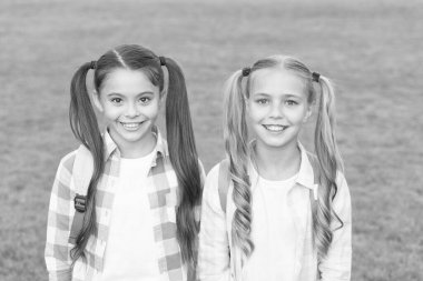 Eylül. Tatil bitti. Okula dönelim. Uzun at kuyruklu şirin liseli kızlar. Okul yılının sonu. Neşeli, zeki liseli kızlar. Açık havada mutlu okul kızları. Sırt çantalı küçük okul kızları.