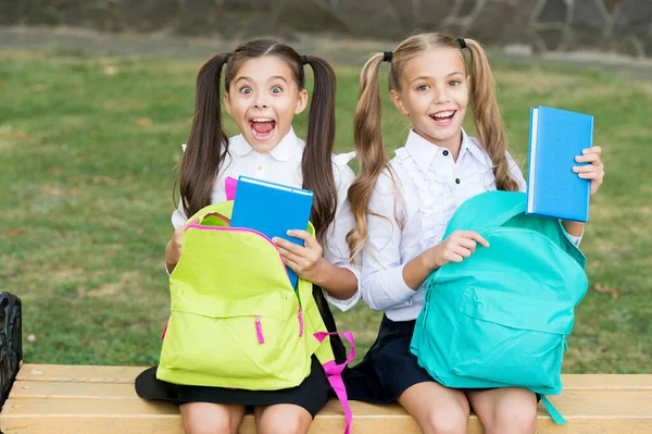 Pequenos amigos da escola meninas com mochilas, conceito de felicidade sincera — Fotografia de Stock