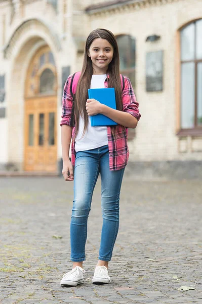 Estudia para lograr grandes cosas. Feliz niño mantenga libro de estudio al aire libre. De vuelta a la escuela. Estudio en casa. Enseñanza en casa. Educación primaria. Enseñanza privada. Aprendizaje alegre —  Fotos de Stock