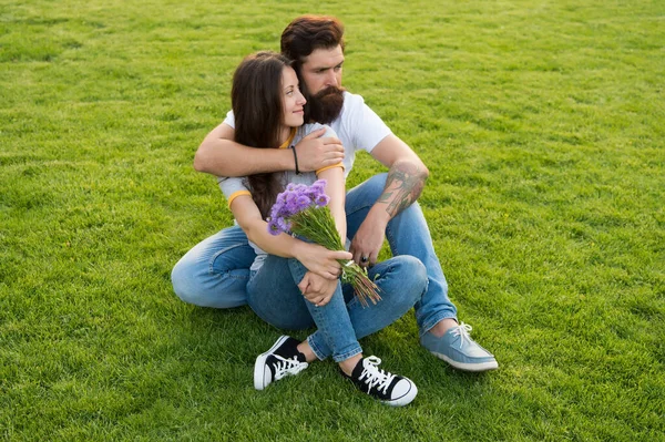 คู่รักที่ไม่มีความห่วงใย กอดกัน ผ่อนคลายในสวนสาธารณะ แนวคิดวันเยาวชน — ภาพถ่ายสต็อก
