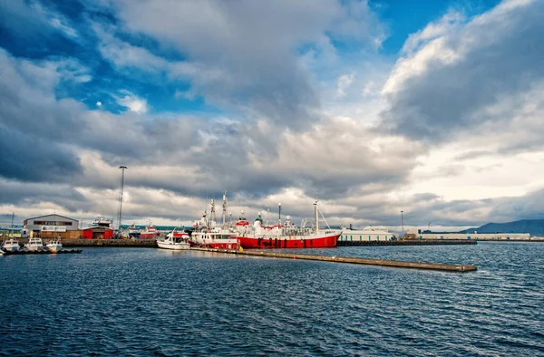 Reykjavik, Islândia - 13 de outubro de 2017: navio no porto marítimo. Viagem de barco. Enviem um mar. Sistema de navegação acústica. Barco à vista. O mundo é seu, viaje mais — Fotografia de Stock