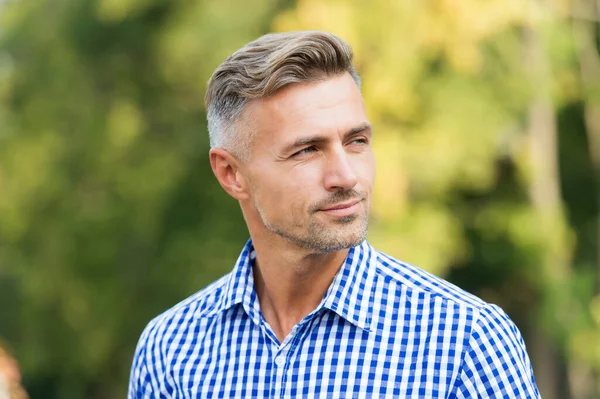 Moda casual de negocios. belleza masculina y la moda. hombre guapo maduro al aire libre. hombre bien cuidado mirando hacia otro lado. tipo seguro de usar camisa a cuadros. macho sin afeitar tiene el pelo canoso — Foto de Stock