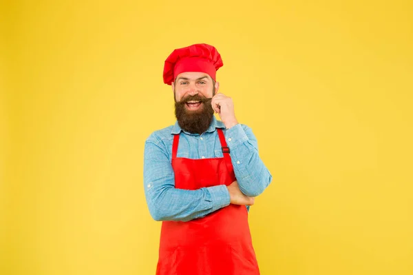 Appetit auf Stolz. Professionelles Männerkochen. Restaurantküche und kulinarische. Catering-Unternehmen. Willkommen in unserem Café. Zeit für ein Mittagessen. glücklicher bärtiger Koch. Brutaler Koch mit Hut und Schürze — Stockfoto