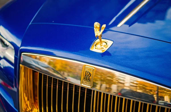 Luksusowe Supercar rolki royce royce duch niebieski i złoty kolor zaparkowany na ulicy w Paryżu. Rolki Royce Rolls-Royce jest znany drogi samochód marki — Zdjęcie stockowe