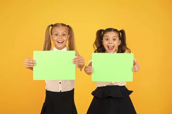 Schoolsocialisatie. Meisjes schooluniform poster. Terug naar school concept. Schoolmeisjes klasgenoten vrienden. Kinderen relaties. Kritiek thuis onderwijs kinderen misschien niet krijgen kans socialiseren — Stockfoto