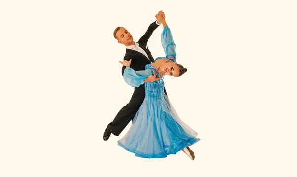Ballrom dança casal em uma dança pose isolado no fundo preto — Fotografia de Stock