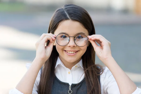 Una mirada intelectual. Niño feliz mirar a través de anteojos al aire libre. Proyección de visión en la escuela. Prueba ocular. Lentes correctivas. Gafas graduadas. Protección ocular. Salón de óptica. Educación primaria — Foto de Stock