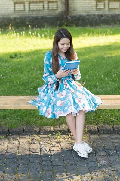 Niña relajante al aire libre con libro, lectura de concepto de cuento de hadas —  Fotos de Stock