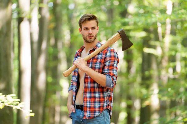 Sexy masculino woodcutter segurar machado em mãos, vida na floresta — Fotografia de Stock