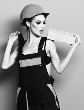 Çok tatlı seksi müteahhit kız.