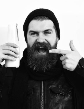 Sakallı, beyaz tenli hippi elinde cam süt kavanozu tutuyordu.