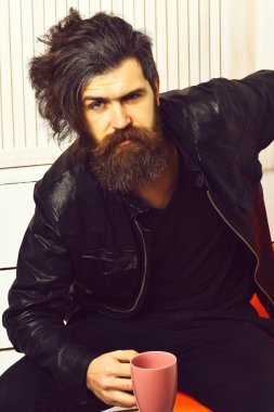 Kafkasyalı vahşi hippi elinde bardak ya da kupa tutuyordu.